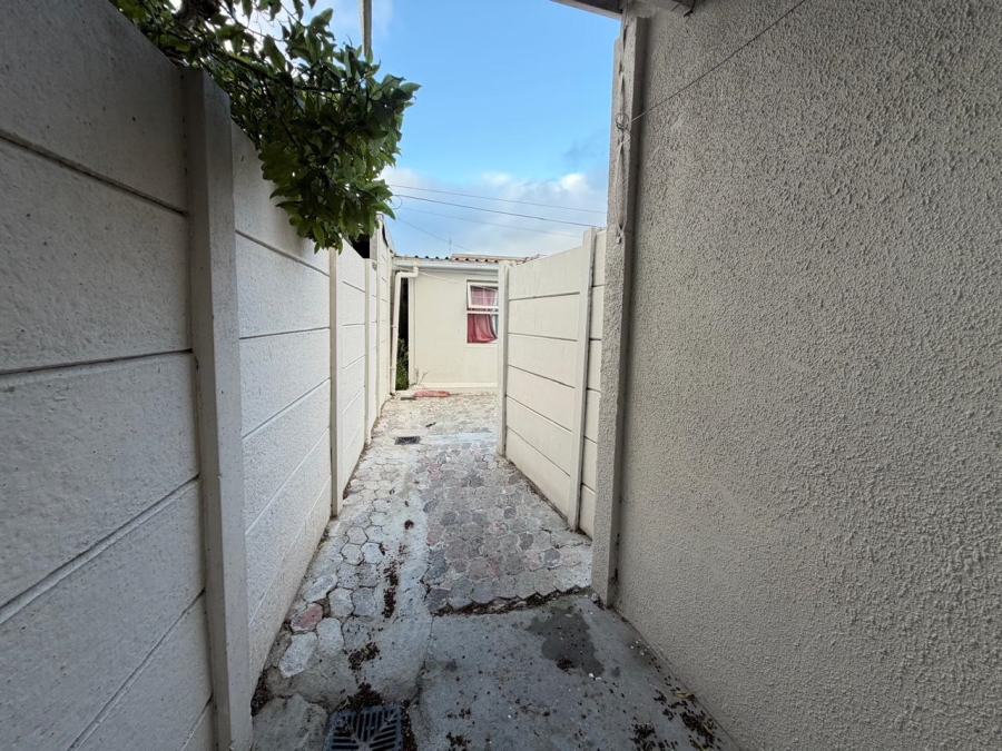 5 Bedroom Property for Sale in Lotus River Western Cape